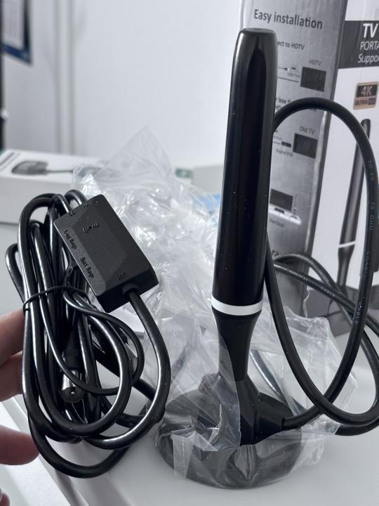 Pokojowa antena telewizyjna DVB-T/T2 ze wzmacniaczem USB – VHF/UHF, kabel 3 m