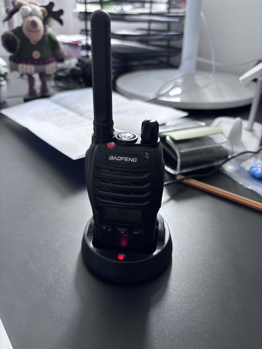 Zestaw 4 krótkofalówek BaoFeng BF-88ST Pro – ładowarki, słuchawki PTT i smycze