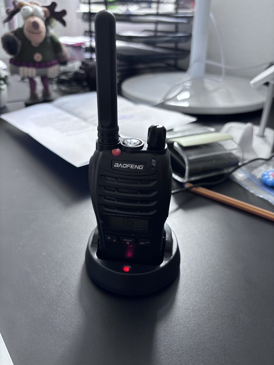 Zestaw 4 krótkofalówek BaoFeng BF-88ST Pro – ładowarki, słuchawki PTT i smycze