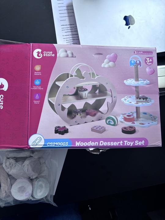 Drewniany zestaw cukiernia CUTE STONE – desery, witrynka i stojak, 3+