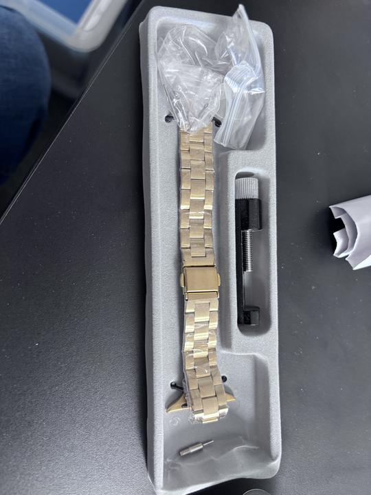 Złota metalowa bransoleta do Apple Watch z narzędziem do regulacji