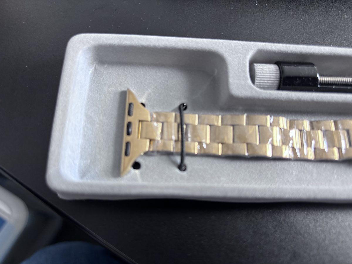 Złota metalowa bransoleta do Apple Watch z narzędziem do regulacji