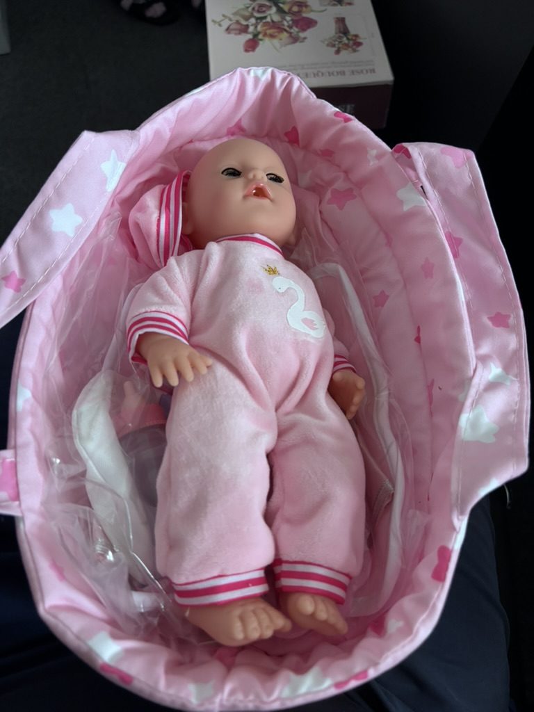 Lalka Bobas 30–35 cm z nosidełkiem i akcesoriami – nowa