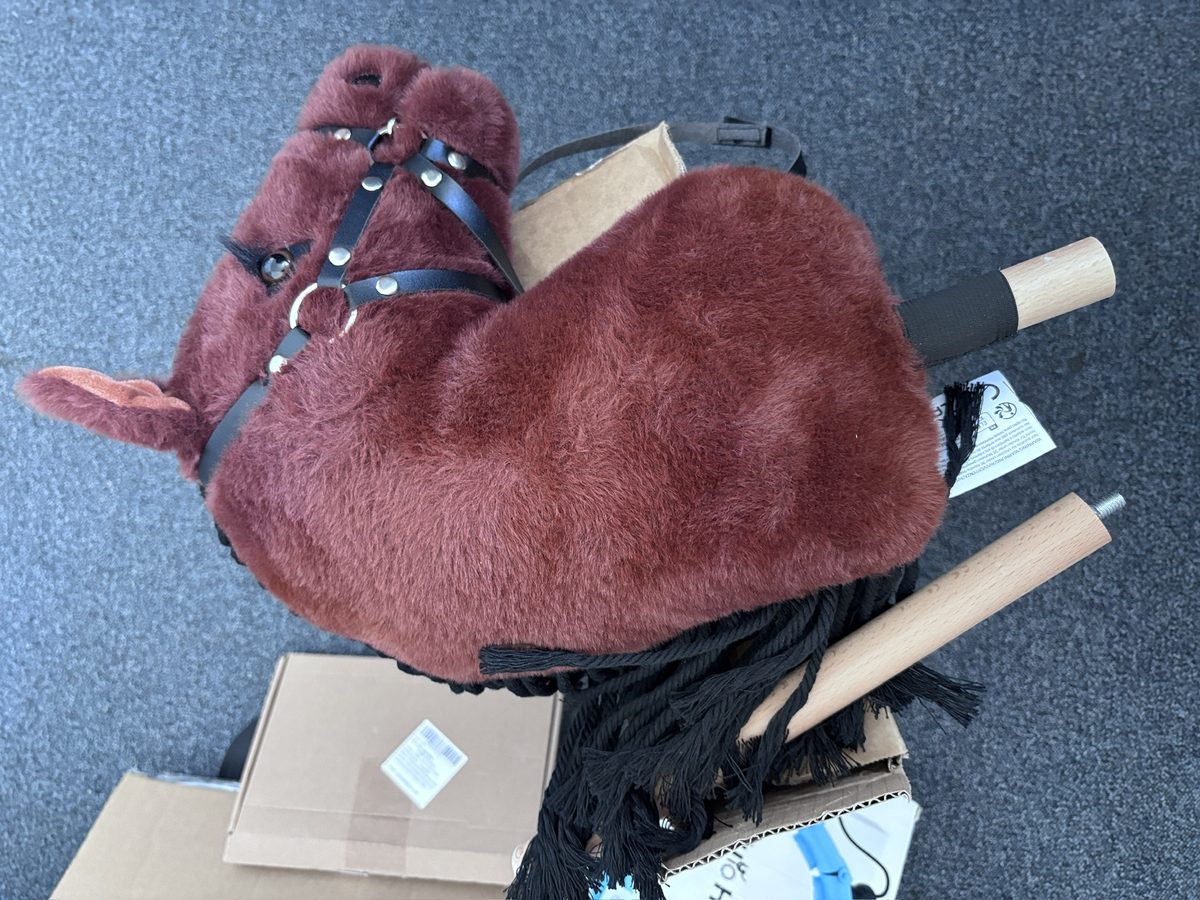 Hobby Horse – pluszowy konik na patyku z uzdą, brązowy