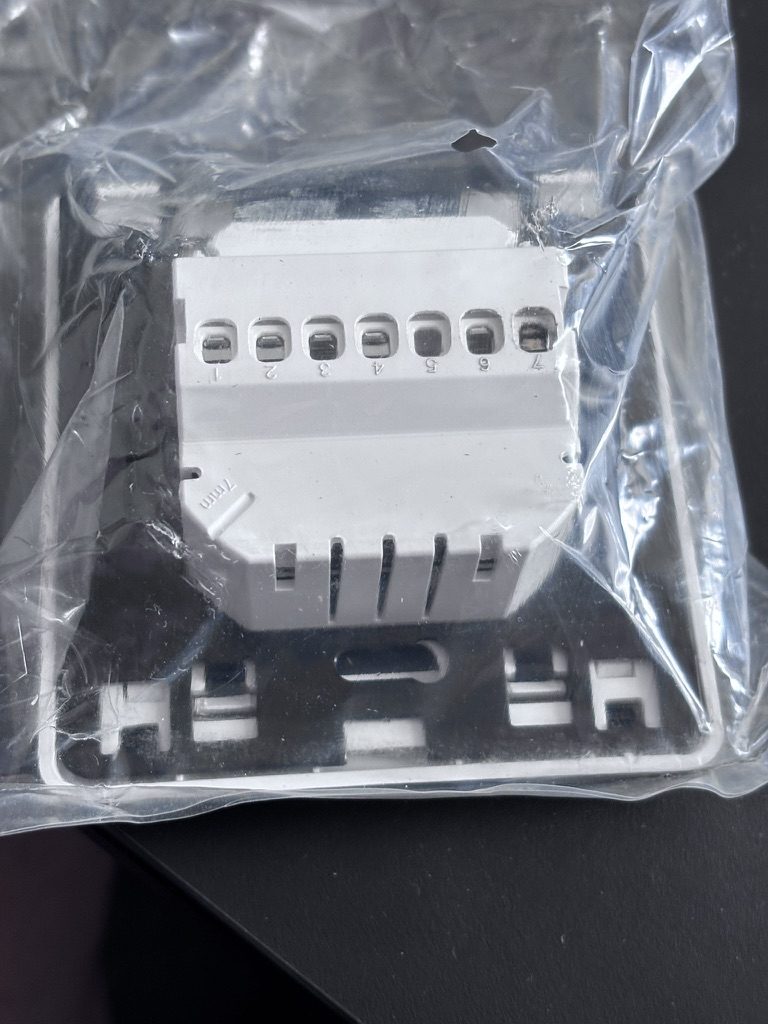 Programowalny termostat pokojowy WENGART WG-E806 z czujnikiem podłogowym 16A