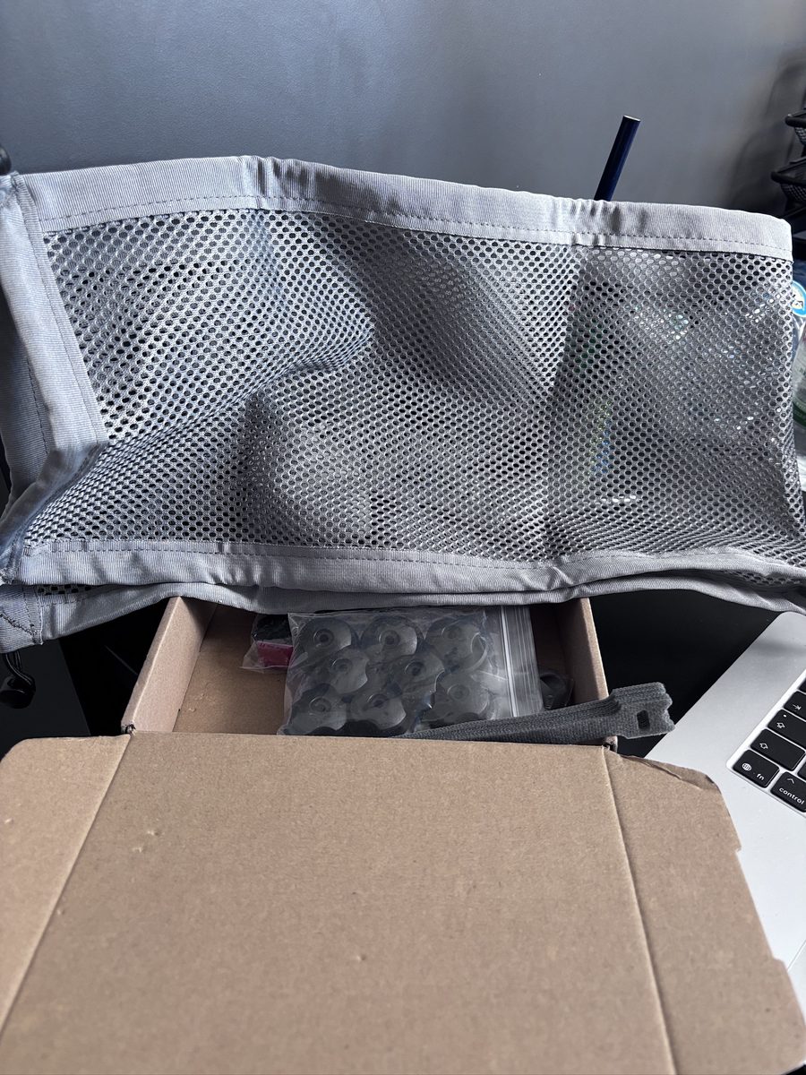 Siatka na kable pod biurko – organizer przewodów 95 × 24 cm