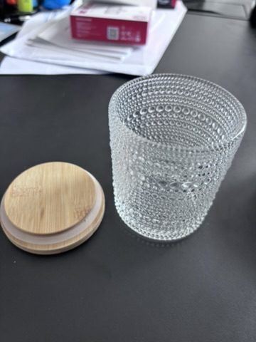Szklany pojemnik z bambusową pokrywką – elegancki organizer